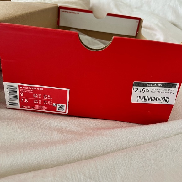 Nike Dunk High - Picture 3 of 8